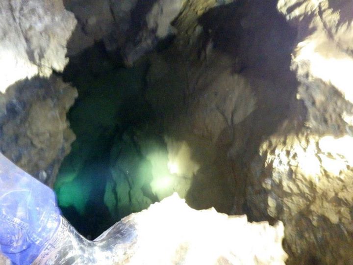 鍾乳洞の奥の地底湖