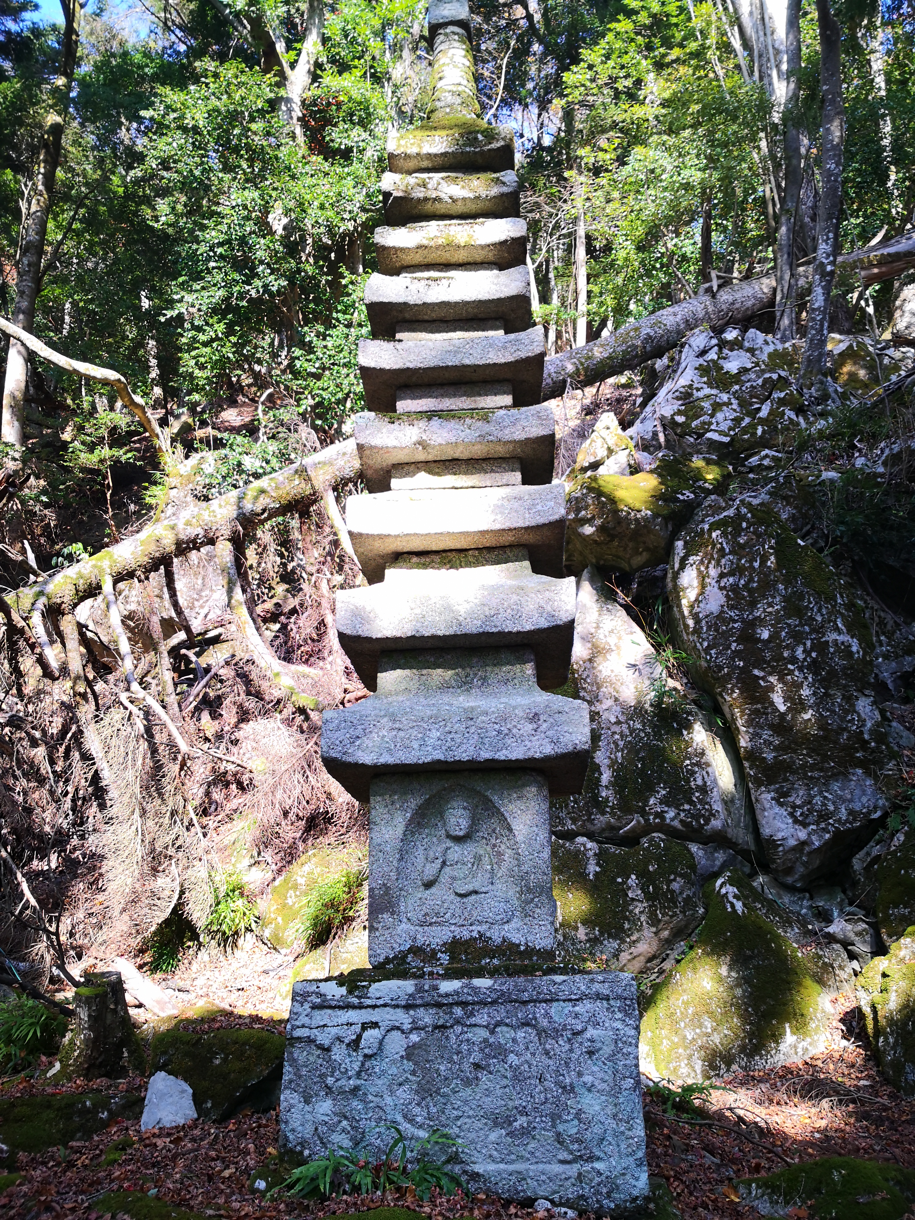 松尾寺遺跡の九重石塔